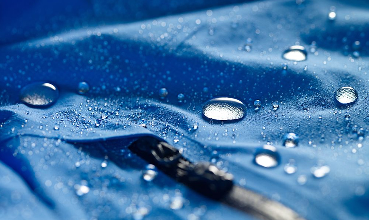 Drogen van outdoorkleding