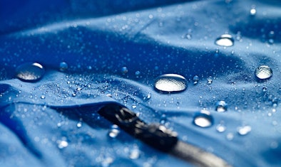 Drogen van outdoorkleding