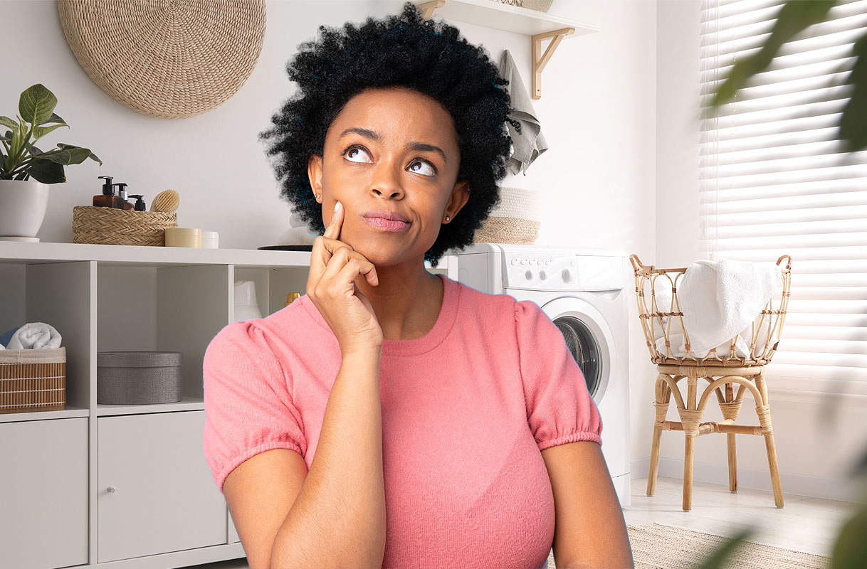 Vrouw twijfelt welke wasdroger het beste bij haar past in moderne wasruimte met wasmachine en droger