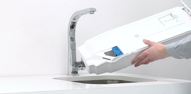 Condensbak van droger zonder afvoerslang legen in de wasbak na het drogen