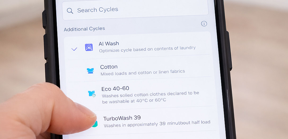 LG ThinQ app op smartphone met overzicht van beschikbare droogprogramma's zoals AI Wash, Cotton en Eco