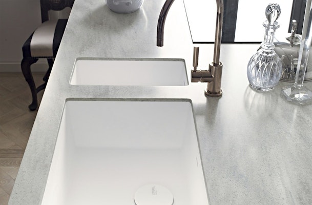 Dubbele onderbouw spoelbak in Corian aanrechtblad.