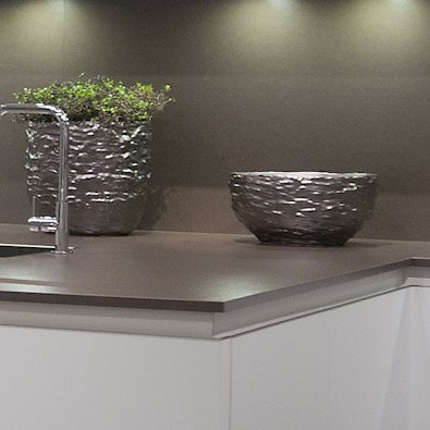 Dun keramisch bruin keukenblad