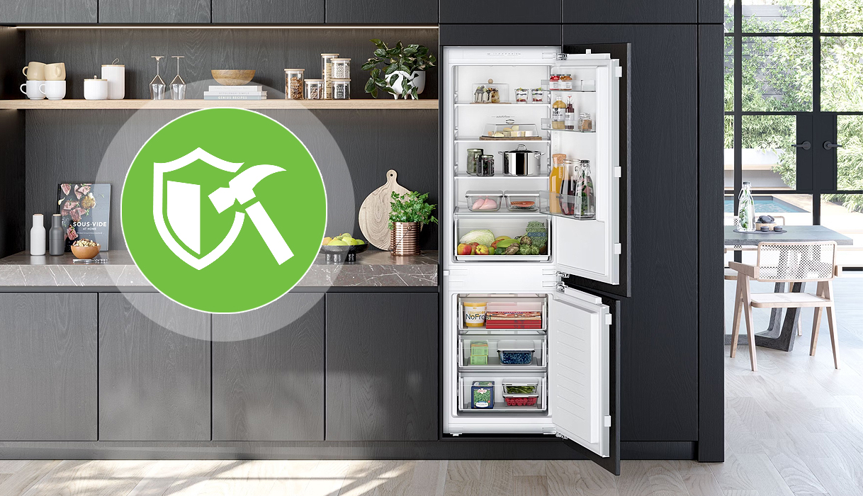 Inbouwkoelkast met duurzaamheidssymbool dat de sterke, slijtvaste werking van deur-op-deur scharniersystemen benadrukt