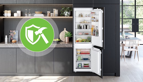 Inbouwkoelkast met duurzaamheidssymbool dat de sterke, slijtvaste werking van deur-op-deur scharniersystemen benadrukt