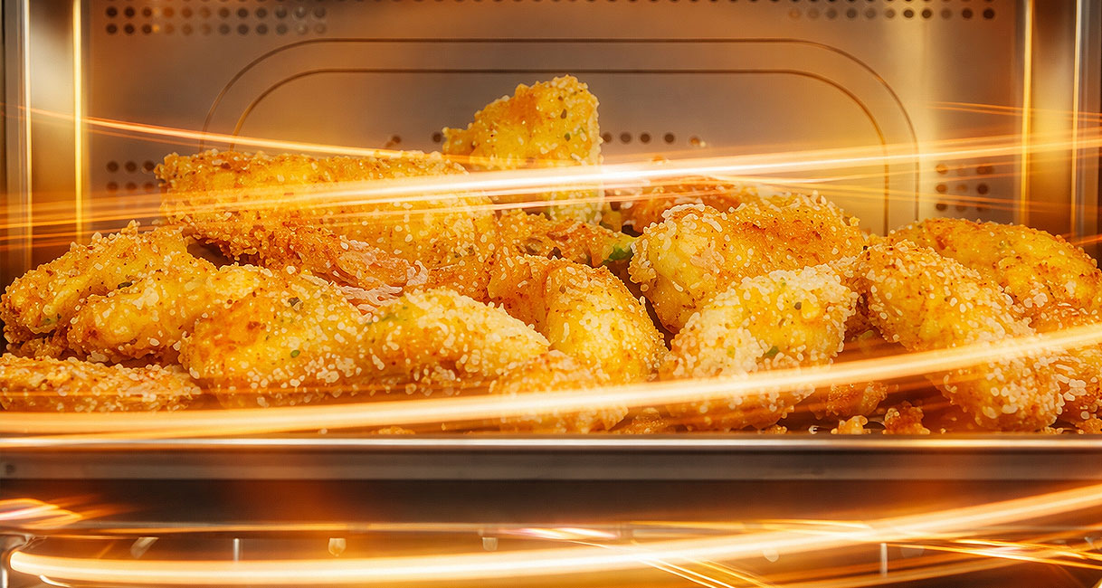 Dynamic Crisp functie in Bauknecht combimagnetron met krokante kip door gelijktijdige boven en onderverwarming