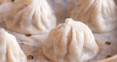 Dynamic Steam functie in Bauknecht magnetron met dumplings waarbij stoom zorgt voor sappige en gelijkmatig gegaarde bereiding