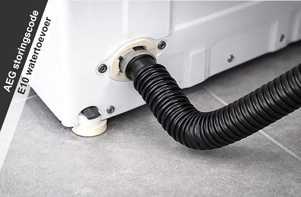 AEG wasmachine met aangesloten watertoevoerslang bij E10 storing door onvoldoende wateraanvoer