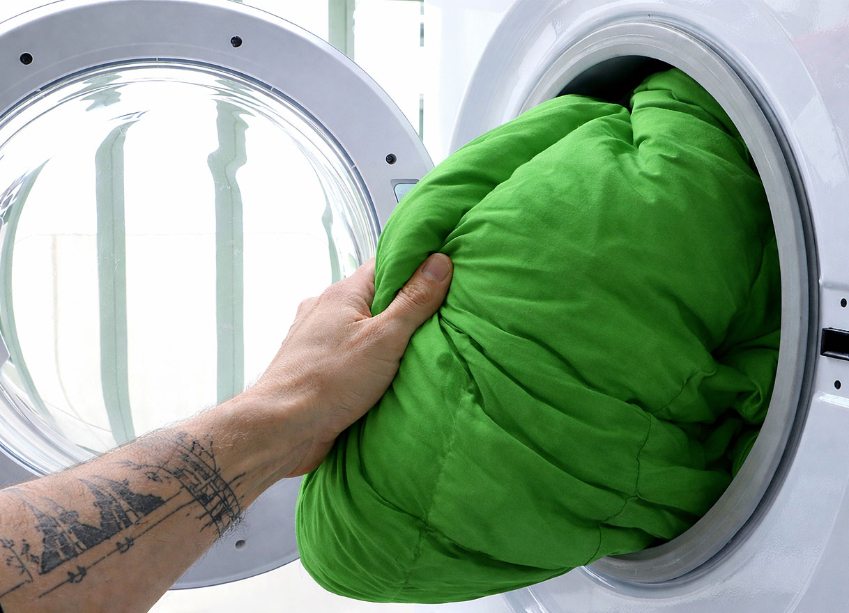 AEG wasmachine met te zwaar wasgoed in de trommel wat onbalans veroorzaakt tijdens centrifugeren