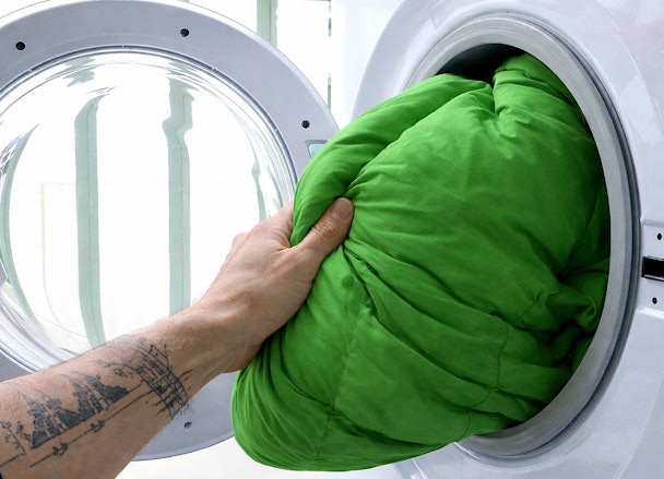 AEG wasmachine met te zwaar wasgoed in de trommel wat onbalans veroorzaakt tijdens centrifugeren