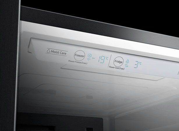 De minimale dispenser en het verborgen display becomplimenteren het minimalistische design van de koelkast.