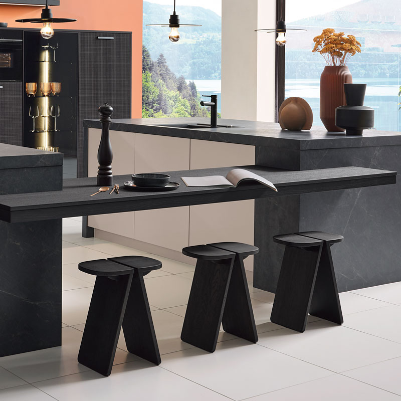 Design eetbar in donkere houttint