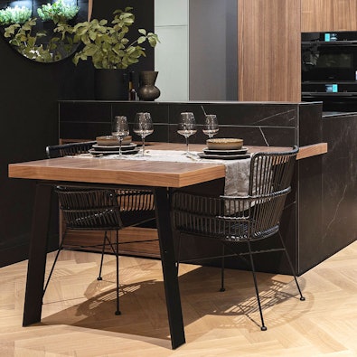 De aan schiereiland bevestigde eettafel