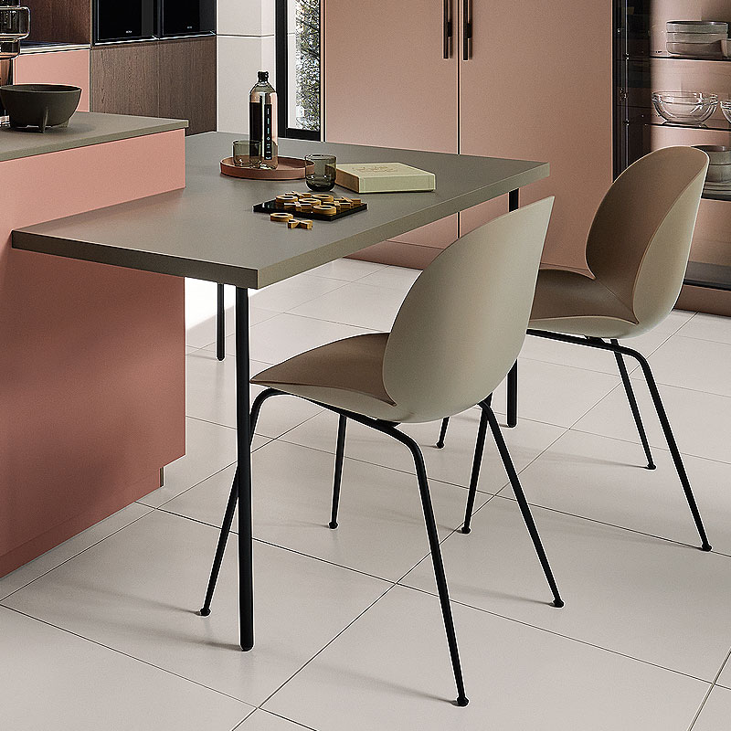 Geïntegreerde eettafel in grijs werkblad.