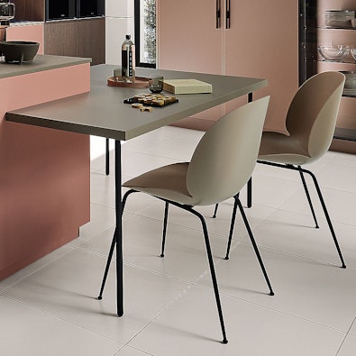 Geïntegreerde eettafel in grijs werkblad.