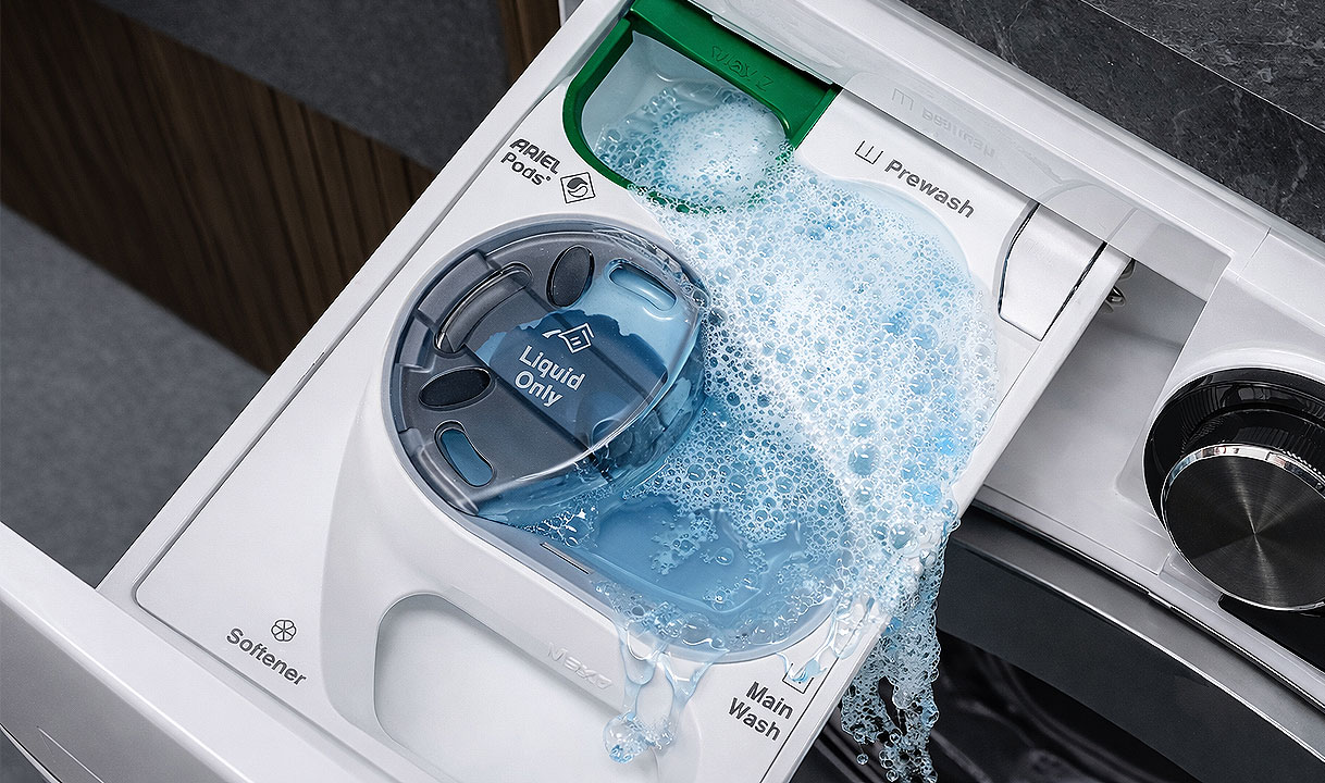 AEG wasmachine met overlopend wasmiddelbakje en schuimvorming bij EF storing