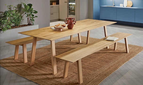 De eiken tafel en banken van next125