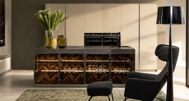 Modern kookeiland met visgraat houten panelen en donker werkblad in luxe keuken