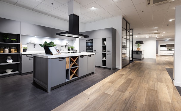 Kom eiland keukeninspiratie opdoen in onze showrooms.