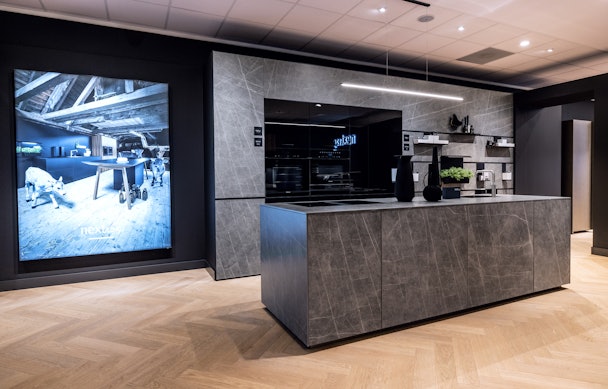 Marmer eilandkeuken in keramiek marmer grigio imitatie.