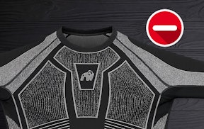 Elastisch compressieshirt met verbodsteken omdat sportkleding door stoom kan uitrekken