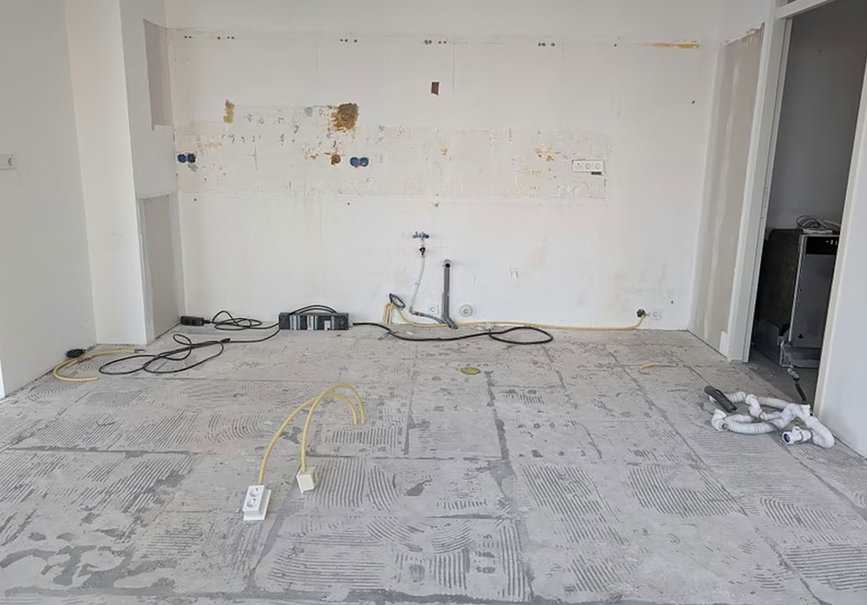 Elektra-aanleg in vloer voor kookeiland met zichtbare leidingen en stopcontactpunten in renovatiekeuken