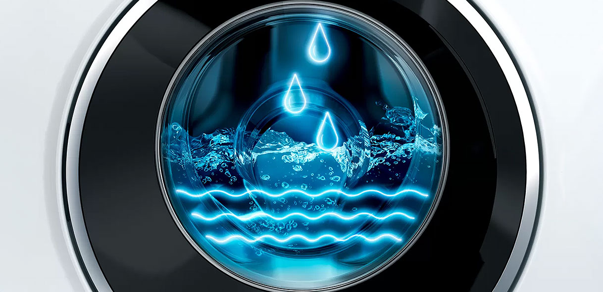 Alternatieve tekst: Wasmachine trommel met water en blauwe waterdruppel-iconen die waterbesparing symboliseren