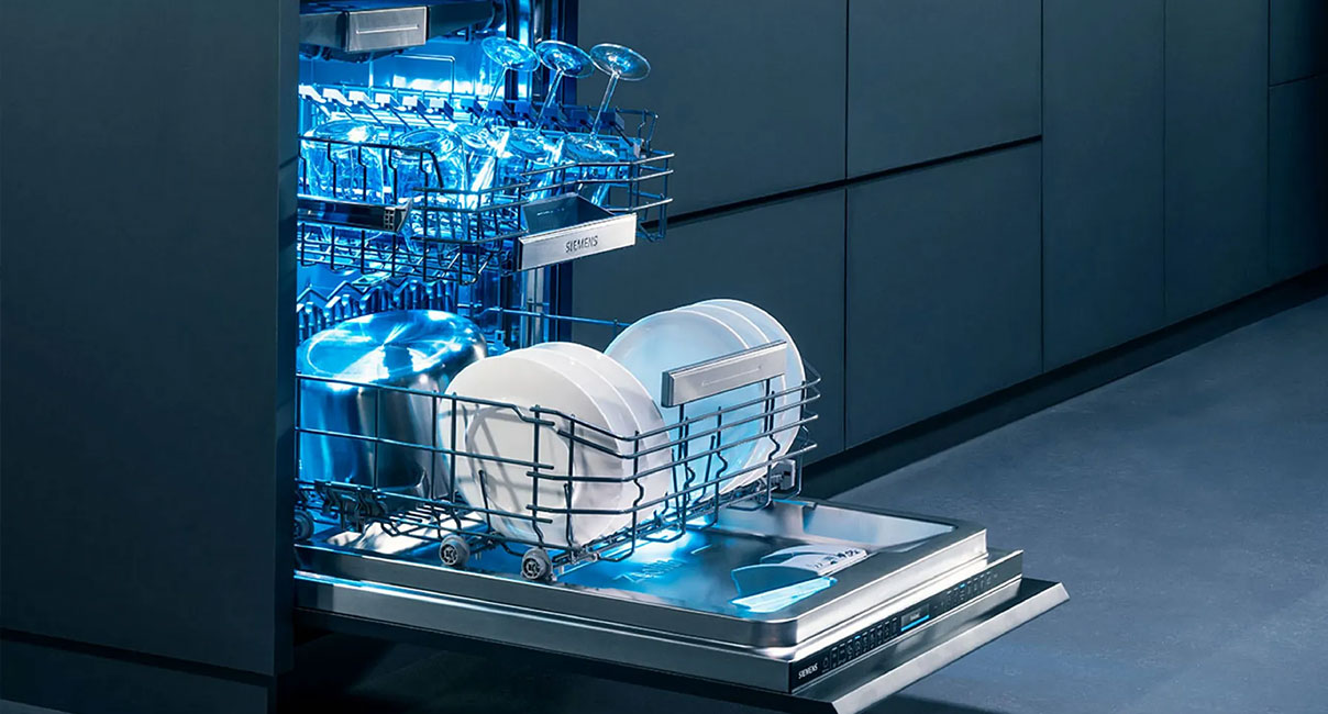 Geopende Siemens inbouwvaatwasser met emotionLight.