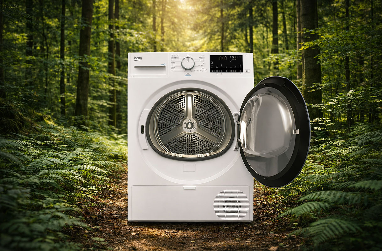 Beko warmtepompdroger met open deur in een groen boslandschap als symbool voor energiezuinige warmtepomptechnologie