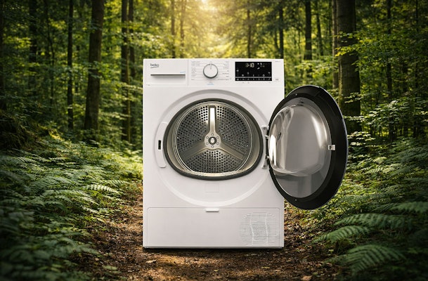 Beko warmtepompdroger met open deur in een groen boslandschap als symbool voor energiezuinige warmtepomptechnologie
