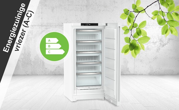 Energiezuinige vriezer met open deur, weergegeven naast een energielabel-icoon voor klasse A tot C.