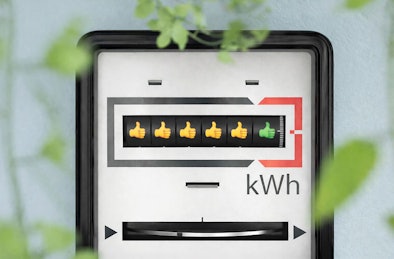 Energiemeter met kWh verbruik die lager energieverbruik toont dankzij een schone condensor in de droger