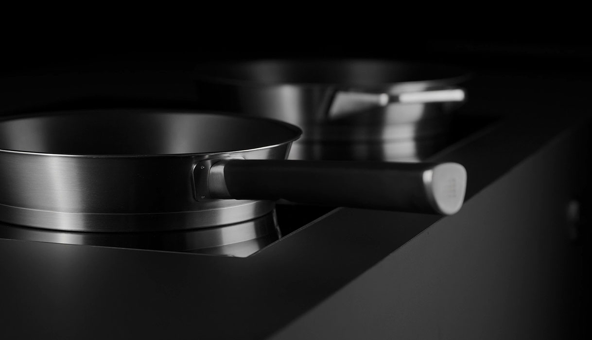 De ergonomische handgreep van BORA's Assist koekenpan.