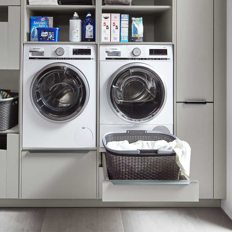 Wasruimte met Siemens wasmachine en droger op werkhoogte
