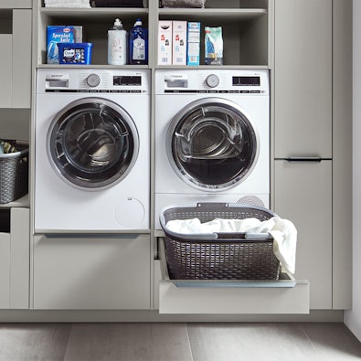 Wasruimte met Siemens wasmachine en droger op werkhoogte
