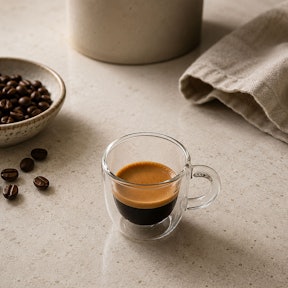 Espresso in een klein kopje met een goudbruine cremalaag