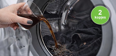 Espresso wordt toegevoegd aan de wastrommel bij het opfrissen van zwarte katoenen kleding