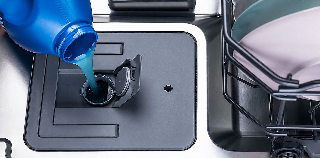 Vaatwasmiddel bijvullen in het AutoDose reservoir van een Etna vaatwasser
