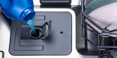 Vaatwasmiddel bijvullen in het AutoDose reservoir van een Etna vaatwasser
