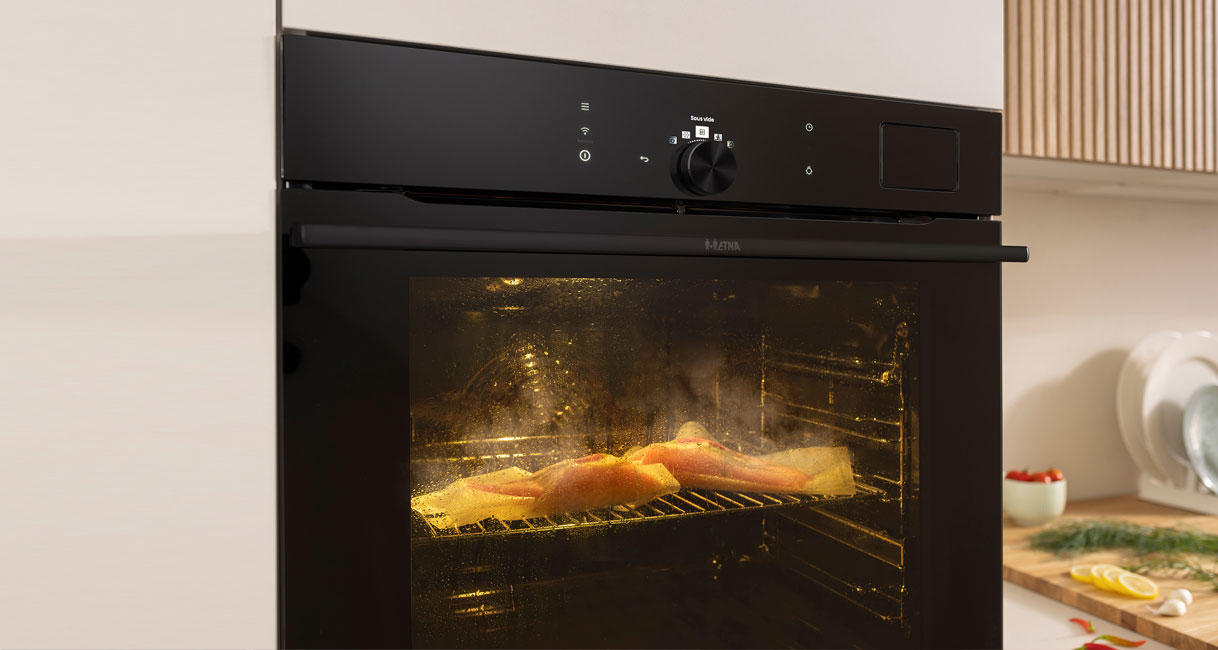 Vis gaart in een Etna oven waar hetelucht de warmte over de niveaus verdeelt