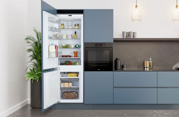 Etna inbouw koelkast in moderne keuken met open deur en gevulde koellades