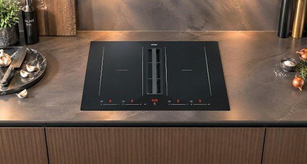 ETNA inductie kookplaat met geïntegreerde afzuiging in het midden van het kookvlak