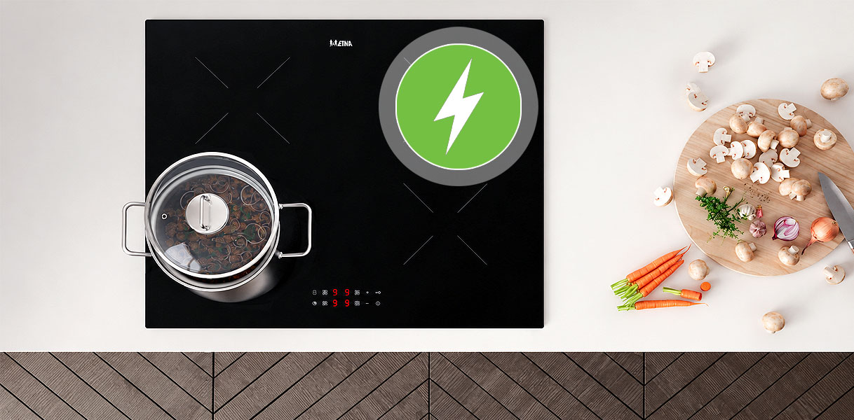ETNA inductie kookplaat met bliksemicoon naast een pan en verse ingrediënten