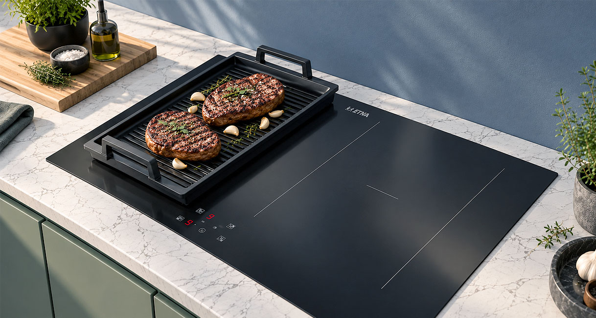 Grillplaat met vlees en groenten op de flexzone van een ETNA inductiekookplaat