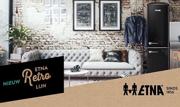ETNA retro koel-vriescombinatie in woonkamer.