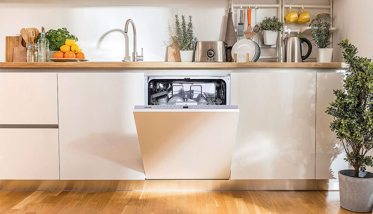 Ingebouwde Etna vaatwasser in een lichte keuken met houten werkblad en planten