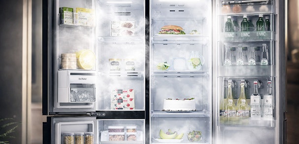 LG koelkast binnenaanzicht met gevulde schappen en drankjes die snel gekoeld worden met Express Cool
