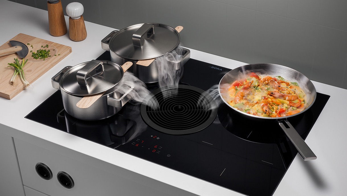 Inductie kookplaat met een extra groot standaard kookoppervlak van 4 x 24 centimeter.