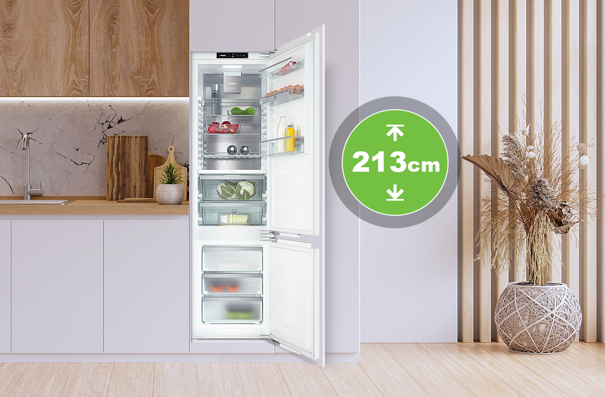 Extra hoge inbouwkoelkast van 213 cm in moderne keuken met geopende deur en ruime indeling.