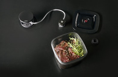 Extra snel voedsel marineren in vacuümdozen.